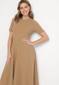 Born2be - Ciemnobeżowa Sukienka Rozkloszowana z Taliowaniem Telorwena. Kolor: beżowy. Długość rękawa: krótki rękaw. Styl: klasyczny