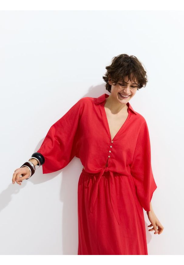 Reserved - Wiązana koszula z lnem - czerwony. Kolor: czerwony. Materiał: len. Wzór: gładki