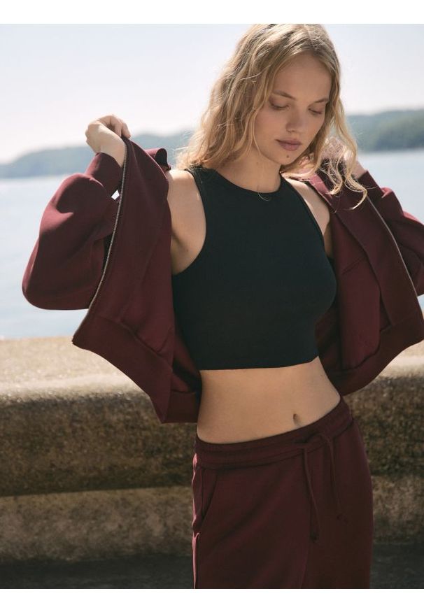 Reserved - Oversizowa bluza - bordowy. Kolor: czerwony. Materiał: dzianina. Wzór: gładki