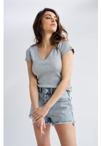 BLUZKA SARA JASNO SZARA KRÓTKI RĘKAW L - Flawless. Okazja: na spotkanie biznesowe, do pracy. Typ kołnierza: dekolt w serek. Kolor: szary. Materiał: jeans, dzianina, prążkowany, dresówka. Długość rękawa: krótki rękaw. Długość: krótkie. Styl: klasyczny, biznesowy #1