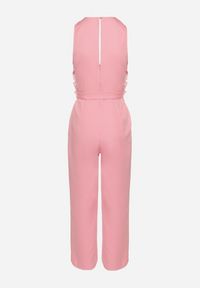 Born2be - Różowy Koktajlowy Kombinezon z Żabotem Szerokimi Nogawkami i Paskiem w Talii Uenelsea. Kolor: różowy. Styl: wizytowy #6