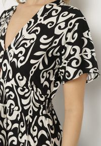 Born2be - Czarna Sukienka z Wiskozy w Abstrakcyjny Wzór Faledira. Okazja: na co dzień. Typ kołnierza: dekolt w serek. Kolor: czarny. Materiał: wiskoza. Długość rękawa: krótki rękaw. Typ sukienki: proste. Styl: casual, klasyczny #7