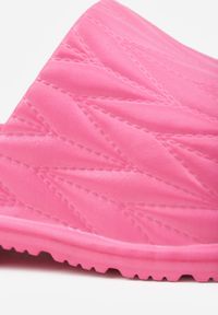 Renee - Fuksjowe Klapki na Platformie Ozdobione Tłoczeniem Faerona. Okazja: na co dzień. Kolor: różowy. Materiał: jeans. Wzór: aplikacja. Sezon: lato. Obcas: na platformie. Styl: casual #5