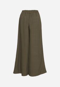 Born2be - Ciemnozielone Spodnie o Fasonie Palazzo z Wsuwanymi Kieszeniami Adivena. Okazja: na co dzień. Stan: podwyższony. Kolor: zielony. Materiał: jedwab. Długość: długie. Styl: elegancki, casual #2