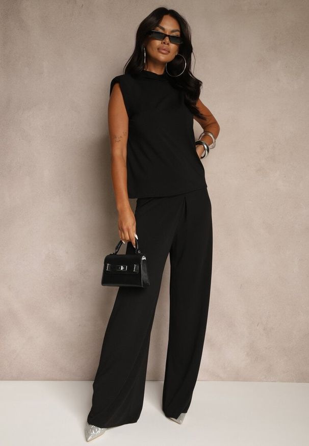 Renee - Czarny Komplet Spodnie o Szerokim Kroju i Bluzka Ozdobiona Wiązaniem Halomia. Kolor: czarny. Wzór: aplikacja