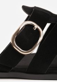 Renee - Czarne Klapki Gladiatorki z Ozdobną Sprzączką Lusanatia. Okazja: na co dzień. Kolor: czarny. Styl: casual #6