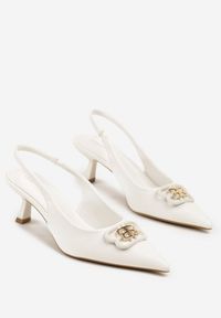 Renee - Białe Sandały Vices na Kaczuszce Typu Slingback Ozdobione Metaliczną Aplikacją Lilarunea. Okazja: na co dzień. Kolor: biały. Materiał: jeans. Wzór: aplikacja. Sezon: lato. Obcas: na szpilce. Styl: elegancki, casual