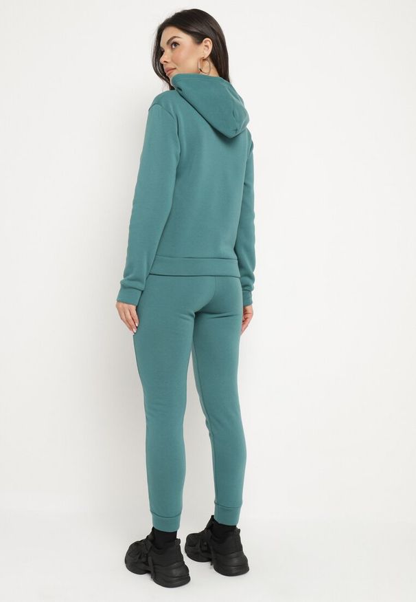 Born2be - Zielony Bawełniany Komplet Dresowy Ocieplany Bluza i Spodnie Sevizelle. Kolor: zielony. Materiał: dresówka, bawełna. Wzór: aplikacja, nadruk