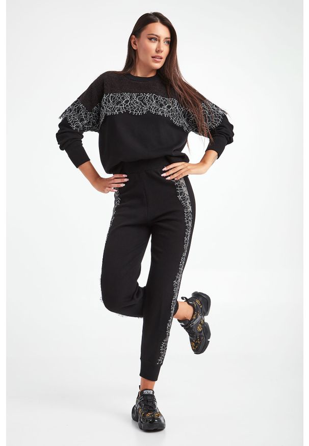 Twinset U&B - Sweter TWINSET U&B. Okazja: na co dzień. Materiał: dzianina, koronka. Wzór: aplikacja, koronka. Styl: casual