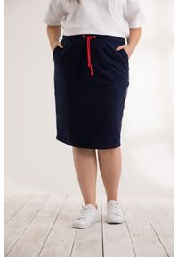 Moda Size Plus Iwanek - Granatowa krótka dresowa spódnica Bea XXL OVERSIZE. Okazja: do pracy, na spotkanie biznesowe, na co dzień. Kolor: niebieski. Materiał: dresówka. Długość: krótkie. Sezon: jesień. Styl: casual, elegancki, biznesowy #1