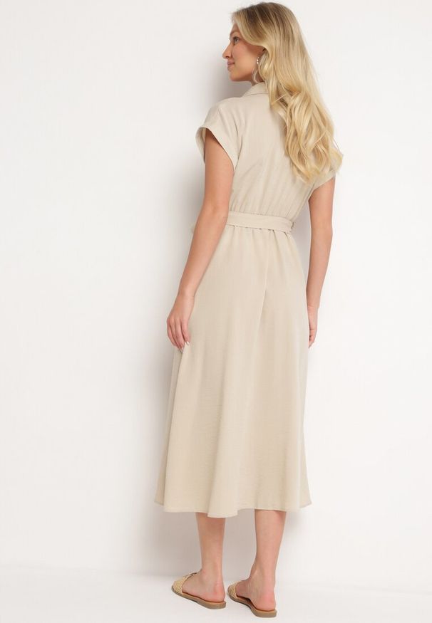 Born2be - Beżowa Koszulowa Sukienka Zapinana na Guziki z Materiałowym Paskiem Moaxel. Kolor: beżowy. Materiał: materiał. Długość rękawa: krótki rękaw. Typ sukienki: koszulowe. Styl: elegancki