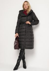 Born2be - Czarna Pikowana Kurtka o Długim Kroju z Paskiem i Futrzaną Wyściółką Fivlemi. Okazja: na co dzień. Kolor: czarny. Materiał: futro. Długość: długie. Sezon: zima. Styl: casual, elegancki #7