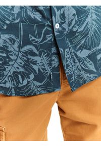 TOP SECRET - Koszula męska z krótkim rękawem w roślinny nadruk. Kolor: niebieski. Materiał: tkanina, bawełna. Długość rękawa: krótki rękaw. Długość: krótkie. Wzór: nadruk #4