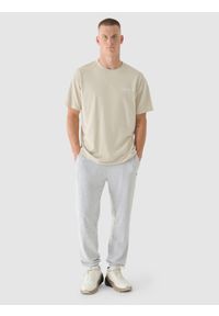 4f - 4F T-shirt oversize z nadrukiem męski - beżowy L. Okazja: na co dzień. Kolor: beżowy. Materiał: bawełna, jersey, dzianina. Długość rękawa: krótki rękaw. Długość: krótkie. Wzór: nadruk. Styl: sportowy, klasyczny, casual