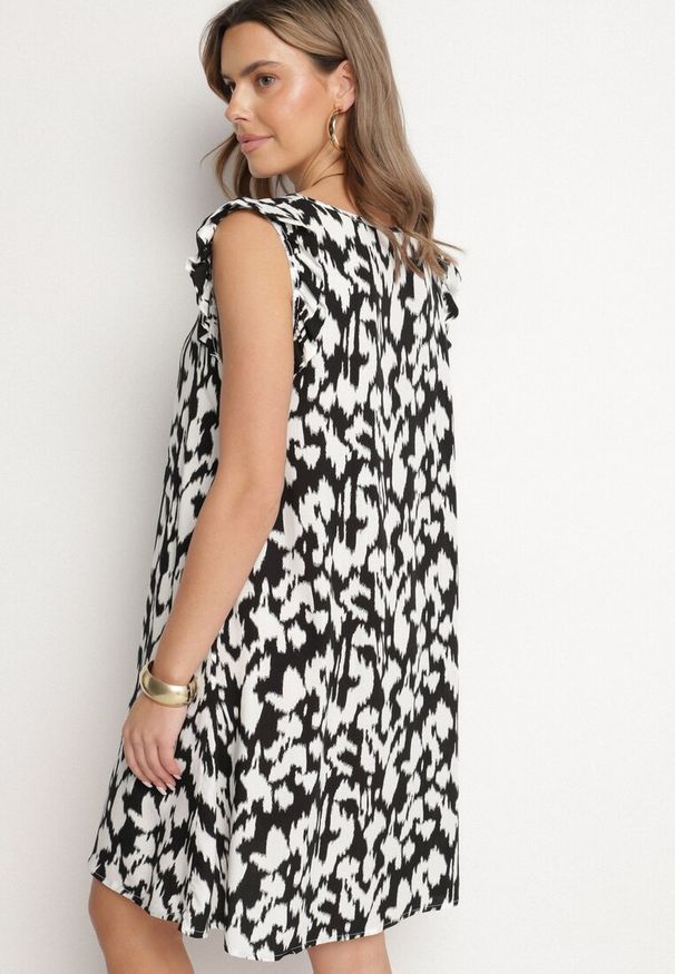 Born2be - Czarna Sukienka z Bawełny o Rozkloszowanym Kroju z Falbankami Zamiast Rękawów Jenalinea. Okazja: na co dzień. Typ kołnierza: kołnierz z falbankami. Kolor: czarny. Materiał: bawełna. Typ sukienki: rozkloszowane. Styl: elegancki, casual