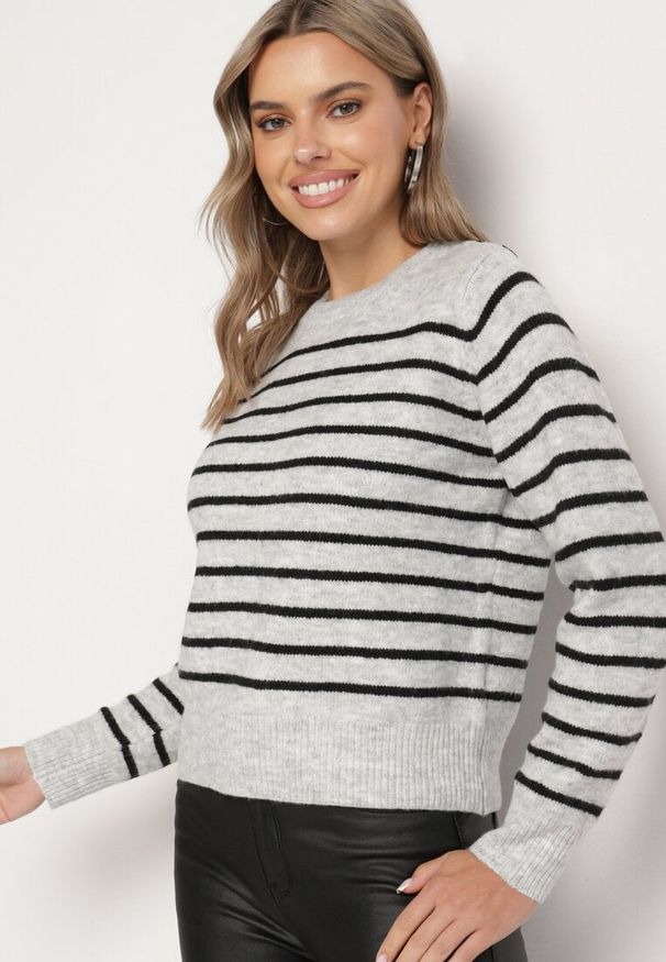 Born2be - Jasnoszary Sweter w Paski o Klasycznym Kroju Rialira. Okazja: na co dzień. Kolor: szary. Materiał: jeans. Długość rękawa: długi rękaw. Długość: długie. Wzór: paski. Styl: klasyczny
