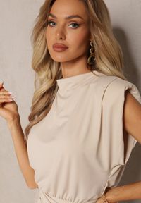 Renee - Beżowa Dopasowana Sukienka Maxi z Rozcięciem i Poduszkami w Ramionach Racbba. Okazja: na imprezę. Kolor: beżowy. Styl: elegancki. Długość: maxi