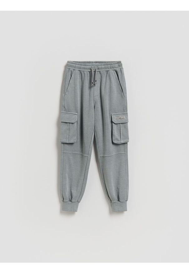 Reserved - Bawełniane joggery cargo - jasnoszary. Kolor: szary. Materiał: bawełna
