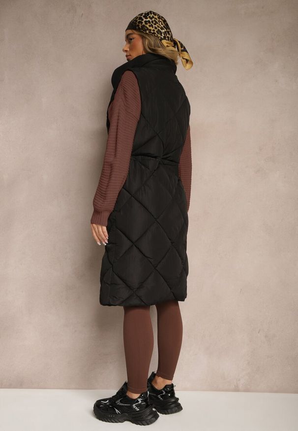 Renee - Czarna Długa Kamizelka z Pikowanymi Przeszyciami ze Stójką i Kieszeniami Avalithe. Okazja: na spacer, na co dzień. Typ kołnierza: kołnierzyk stójkowy. Kolor: czarny. Materiał: jeans. Długość: długie. Styl: casual, elegancki, sportowy