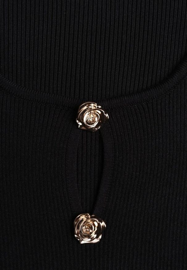 Renee - Czarna Wiskozowa Prążkowana Sukienka Bodycon Ozdobiona Wycięciem i Guzikami Nevelaura. Kolor: czarny. Materiał: prążkowany, wiskoza. Wzór: aplikacja. Typ sukienki: bodycon. Styl: elegancki