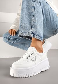 Renee - Białe Sneakersy na Platformie z Tłoczeniem Halinea. Okazja: na co dzień. Kolor: biały. Materiał: jeans. Obcas: na platformie