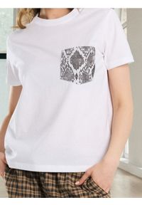 Sinsay - Koszulka z kieszenią w zwierzęcy wzór - biały. Kolor: biały. Wzór: motyw zwierzęcy #1