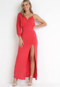 Born2be - Czerwona Asymetryczna Sukienka Maxi na Jedno Ramię z Łańcuszkiem Przy Ramieniu Kesilli. Kolor: czerwony. Materiał: wiskoza. Sezon: lato. Typ sukienki: asymetryczne. Styl: elegancki. Długość: maxi