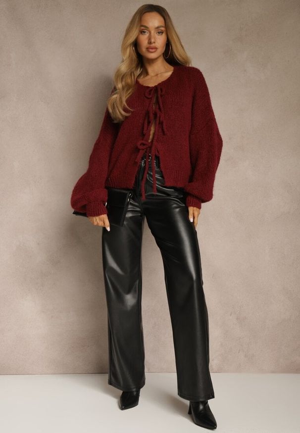 Renee - Bordowy Kardigan z Wełną o Kroju Oversize z Wiązanymi Kokardami Elearina. Okazja: na co dzień. Typ kołnierza: kokarda. Kolor: czerwony. Materiał: wełna. Styl: casual, street, elegancki