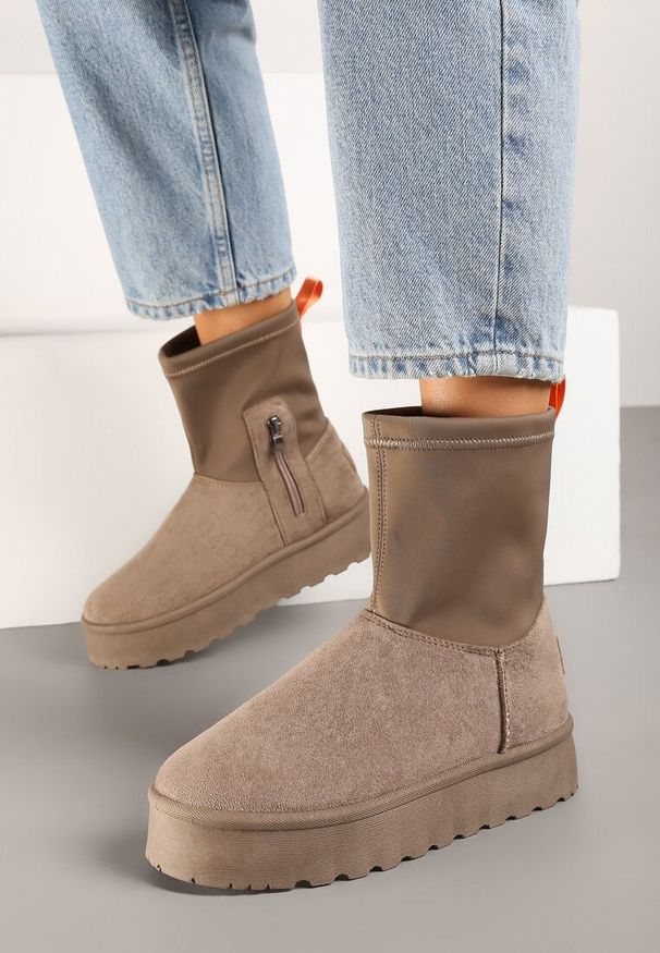 Born2be - Ciemnobeżowe Śniegowce na Płaskiej Podeszwie ze Skarpetową Cholewką Sevinae. Okazja: na co dzień. Kolor: beżowy. Materiał: jeans. Szerokość cholewki: normalna. Sezon: zima, jesień. Obcas: na płaskiej podeszwie. Styl: casual