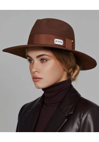 LESHKA - Brązowy kapelusz ze wstążką Fedora. Kolor: brązowy. Wzór: aplikacja #3