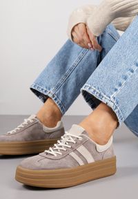 Renee - Jasnobrązowe Sneakersy Zamszowe na Platformie ze Skórzaną Wkładką Ozdobione Paskiem Adivrie. Okazja: na co dzień. Zapięcie: pasek. Kolor: brązowy. Materiał: zamsz, skóra. Wzór: aplikacja. Obcas: na platformie