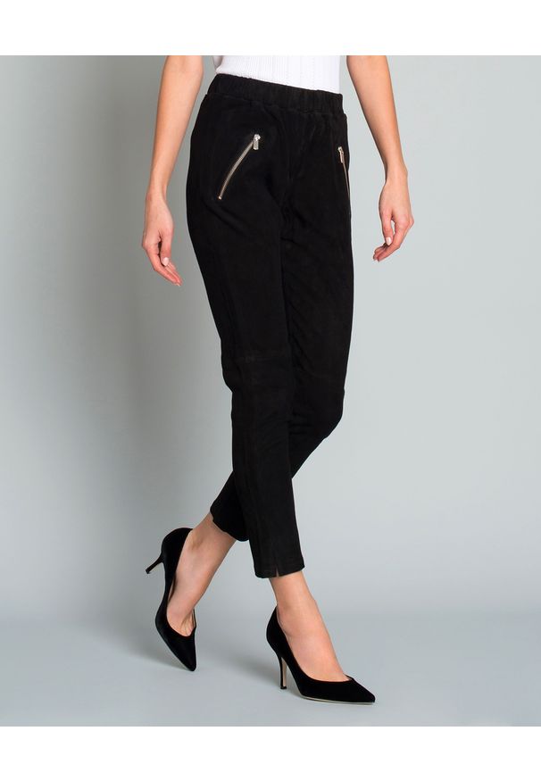 ZINGA - Czarne spodnie z zamszu. Kolor: czarny. Materiał: zamsz. Długość: do kostek. Styl: elegancki