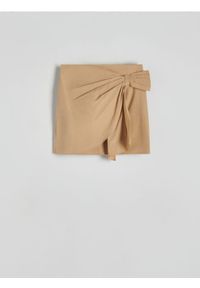 Reserved - Spódnica mini z ozdobnym marszczeniem - beżowy. Kolor: beżowy. Materiał: bawełna, tkanina