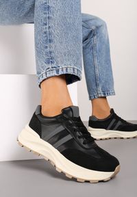 Renee - Czarne Sznurowane Sneakersy na Płaskiej Podeszwie Wykończone Ozdobnymi Paskami Navirina. Zapięcie: pasek. Kolor: czarny. Materiał: jeans. Wzór: paski. Obcas: na płaskiej podeszwie #1