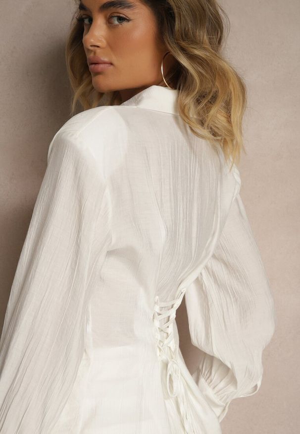 Renee - Biała Koszula z Usztywnioną Linią Ramion i Wiązaniem Meroniela. Okazja: na co dzień, na spotkanie biznesowe. Kolor: biały. Materiał: jeans. Styl: elegancki, biznesowy, casual