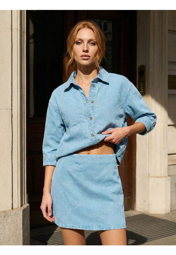 Sinsay - Jeansowa spódnica mini z haftowanymi kwiatami - niebieski. Kolor: niebieski. Materiał: jeans. Wzór: haft, kwiaty