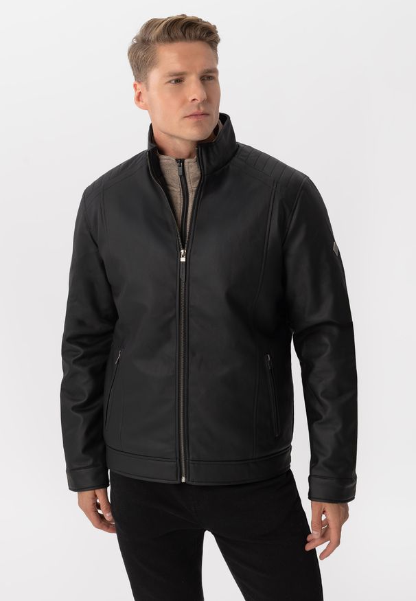 Volcano - Czarna kurtka z ekoskóry J-NINO. Okazja: na co dzień. Typ kołnierza: kołnierzyk stójkowy. Kolor: czarny. Materiał: jeans, skóra ekologiczna. Styl: klasyczny, casual, elegancki