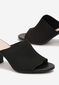 Renee - Czarne Klapki Aisa. Nosek buta: otwarty. Kolor: czarny. Materiał: materiał. Sezon: lato. Obcas: na obcasie. Wysokość obcasa: średni #5