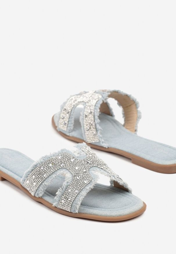 Renee - Niebieskie Klapki Vices z Cholewką Ozdobioną Cyrkoniami i Wycięciami Galozi. Okazja: na co dzień. Kolor: niebieski. Materiał: jeans. Wzór: aplikacja. Styl: elegancki, casual