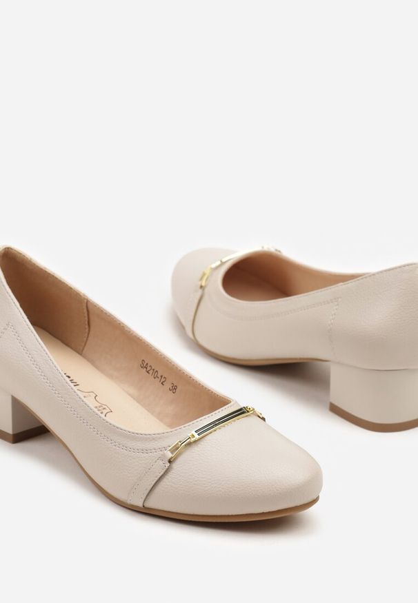 Born2be - Beżowe Czółenka na Obcasie ze Skórzaną Wkładką i Metaliczną Aplikacją Neolarisa. Okazja: na co dzień. Kolor: beżowy. Materiał: skóra. Wzór: aplikacja. Obcas: na obcasie. Styl: casual, klasyczny, elegancki. Wysokość obcasa: średni