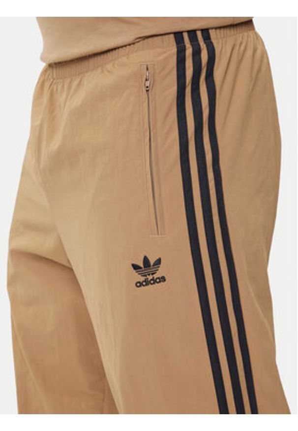 Adidas - adidas Spodnie dresowe adicolor Woven Firebird JY1339 Beżowy Regular Fit. Kolor: beżowy. Materiał: syntetyk