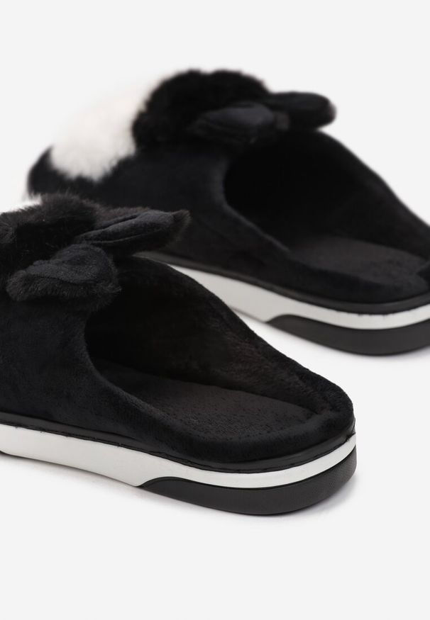 Born2be - Czarne Kapcie Chlorythia. Okazja: na co dzień. Zapięcie: bez zapięcia. Kolor: czarny. Materiał: welur, materiał. Wzór: aplikacja. Styl: casual
