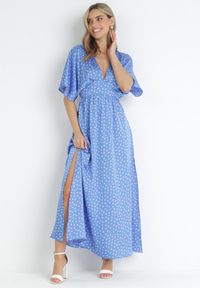 Born2be - Niebieska Sukienka Maxi w Kropki z Gumką w Pasie i Rozcięciami Crasses. Kolor: niebieski. Wzór: kropki. Sezon: lato, wiosna. Długość: maxi