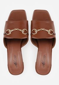 Born2be - Brązowe Eleganckie Klapki na Słupku z Odkrytym Noskiem i Metaliczną Aplikacją Anazia. Okazja: na co dzień. Kolor: brązowy. Materiał: jeans. Wzór: aplikacja. Sezon: lato. Obcas: na słupku. Styl: elegancki #5