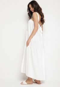 Born2be - Biała Sukienka o Rozkloszowanym Kroju z Wiązaniem z Tyłu Savinelle. Okazja: na imprezę, na co dzień. Kolor: biały. Styl: casual, elegancki #7