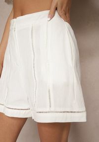 Renee - Białe Szorty z Bawełny High Waist Ozdobione Geometrycznym Wzorem Galessira. Okazja: na co dzień, na imprezę. Stan: podwyższony. Kolor: biały. Materiał: bawełna. Wzór: aplikacja, geometria. Sezon: lato. Styl: elegancki, casual #3