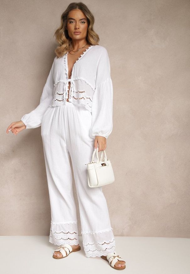 Renee - Biały Komplet z Bawełny z Ażurowymi Wstawkami Bluzka z Wiązaniem i Spodnie Jaette. Kolor: biały. Materiał: bawełna. Wzór: ażurowy