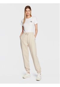 Calvin Klein Jeans Spodnie dresowe J20J220676 Beżowy Regular Fit. Kolor: beżowy. Materiał: bawełna, dresówka #5