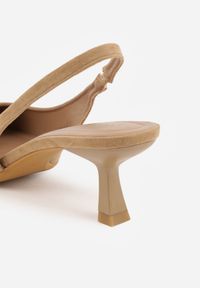 Renee - Ciemnobeżowe Czółenka Slingback VICES na Kaczuszce Anatera. Okazja: na co dzień. Zapięcie: bez zapięcia. Kolor: beżowy. Materiał: zamsz, jeans. Obcas: na szpilce. Styl: casual, elegancki. Wysokość obcasa: średni #3