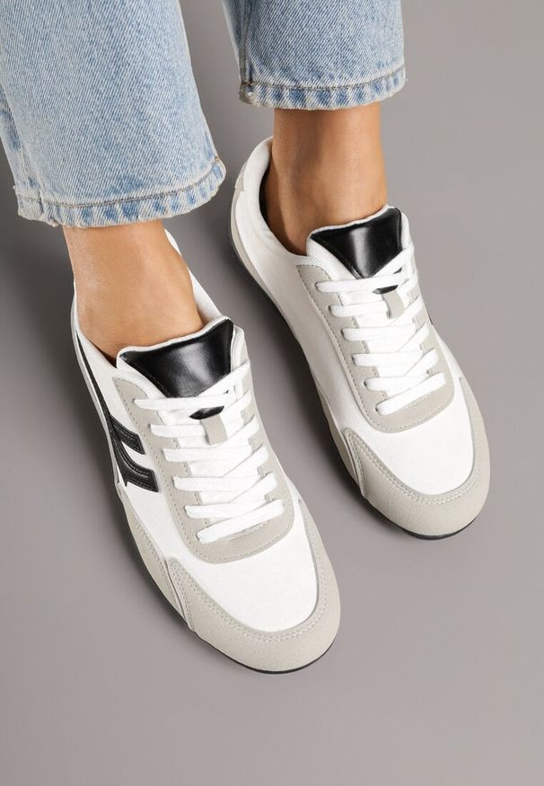 Renee - Białe Sneakersy z Geometrycznym Motywem Arpolia. Okazja: na co dzień. Kolor: biały. Materiał: jeans. Wzór: geometria